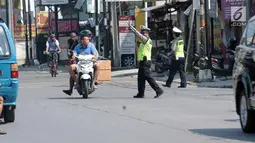 Polisi mengatur arus lalu lintas di jalan Komjen Pol M Yasin depan Mako Brimob Kelapa Dua, Depok, Kamis (10/5). Sebelumnya, terjadi kerusuhan di Rutan Salemba cabang Mako Brimob. (Liputan6.com/Helmi Fithriansyah)