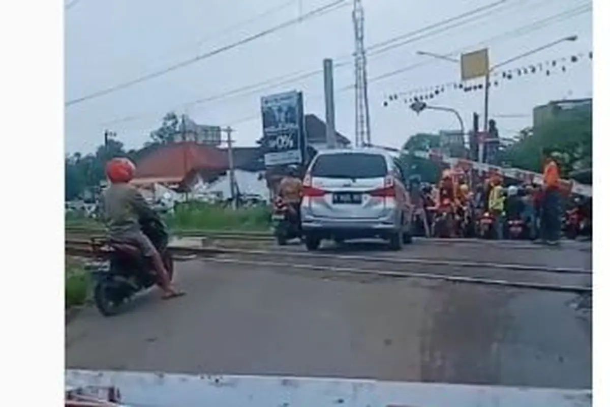 Terjebak di antara dua palang perlintasan kereta api