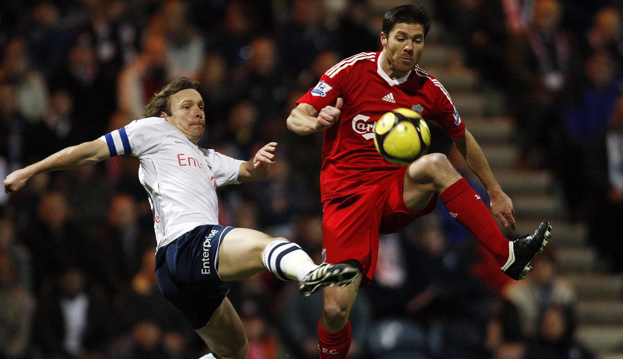 5. Xabi Alonso - Xabi Alonso menjadi pemain kunci di lini tengah Liverpool di tahun 2004-2009. Pemain asal Spanyol ini kemudian dilepas Liverpool ke Real Madrid pada bursa transfer 2009 dengan harga 34,5 juta euro. (AFP/PAUL ELLIS)