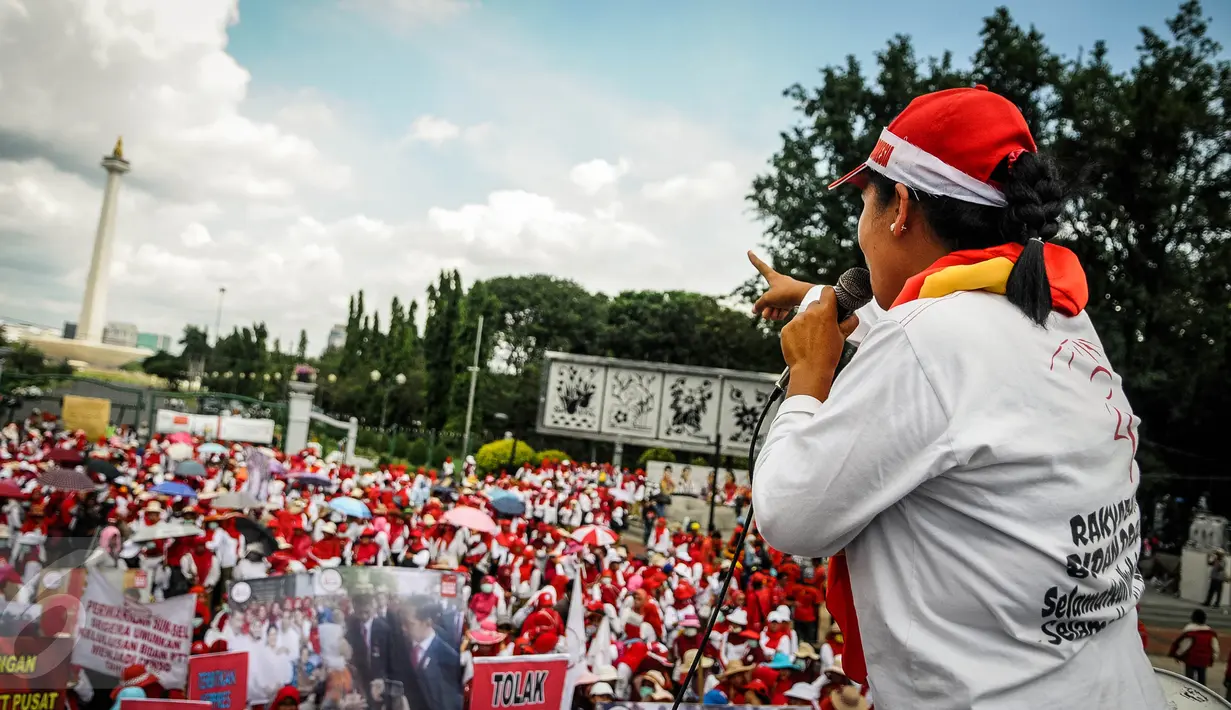 Seorang peserta aksi berorasi saat unjuk rasa di depan Istana Negara, Selasa (20/9). Forum Bidan Desa Pegawai Tidak Tetap (PTT) Indonesia menuntut pemerintah segera mengumumkan seleksi pengangkatan bidan PTT menjadi PNS. (Liputan6.com/Faizal Fanani)