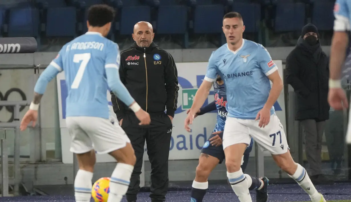 Pelatih Napoli, Luciano Spalletti menyaksikan pemaiinya bertanding melawan Lazio pada pertandingan lanjutan Liga Serie A Italia di stadion Olimpiade Roma, Senin (28/2/2022). Napoli menang tipis atas Lazio 2-1. (Alfredo Falcone/LaPresse via AP)