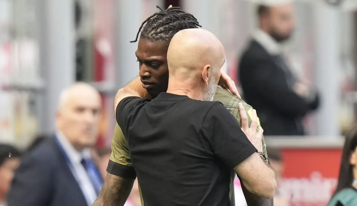 Reaksi kecewa pemain AC Milan, Rafael Leao (kiri) saat ditarik ke luar lapangan oleh pelatih Stefano Pioli pada laga pekan ke-34 Liga Italia 2022/2023 antara AC Milan melawan Lazio di San Siro, Milan, Italia, Sabtu (06/05/2023). Leao digantikan oleh Alexis Saelemaekers pada menit ke-11. (AP Photo/Luca Bruno)