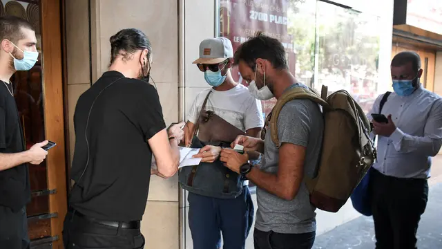 Pengecekan Paspor Kesehatan di Bioskop Paris