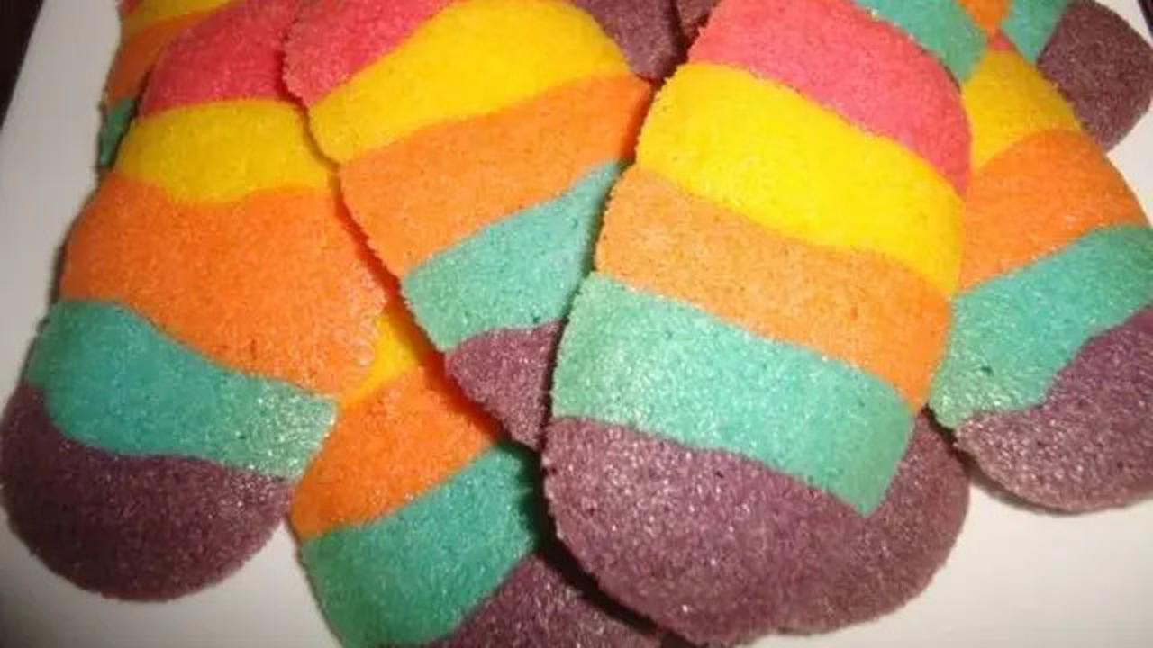 Mudah dan Anti Ribet, Ini Resep Kue Lidah Kucing Pelangi yang Menggugah Selera