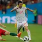 Gelandang Spanyol, Isco berusah membawa bola melewati pemain Portugal Bernardo Silva saat bertanding pada grup B Piala Dunia 2018 di Stadion Fisht di Sochi, Rusia (15/6). Portugal dan Spanyol bermain imbang 3-3. (AP Photo/Sergei Grits)