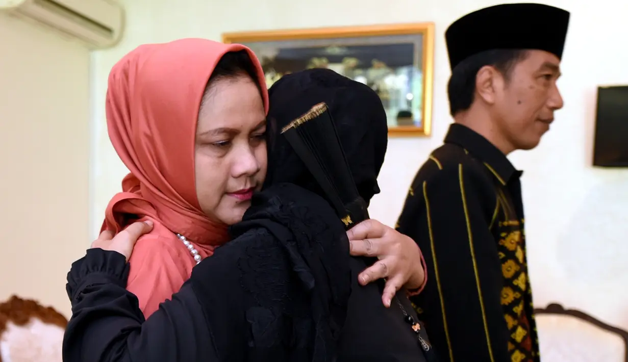 Ibu Negara, Iriana Widodo memeluk dan menyampaikan ucapan duka ke Menteri KKP, Susi Pudjiastuti di kediamannya di Jalan Widya Candra, Jakarta, Selasa (19/1). Jenazah putra sulung Menteri Susi dijadwalkan tiba di Tanah Air pada Kamis lusa. (Rumgapres)