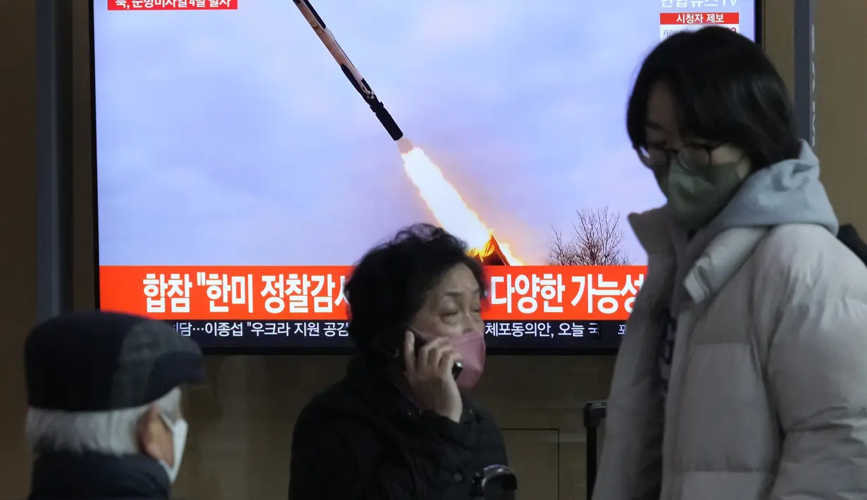 Layar TV menunjukkan gambar file peluncuran rudal Korea Utara selama siaran program berita di Stasiun Kereta Api Seoul di Seoul, Korea Selatan, Jumat (24/2/2023). Korea Utara menembakkan empat rudal jelajah strategis ke laut. (AP Photo/Ahn Young-joon)