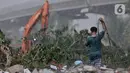 Warga mengumpulkan barang-barang dari reruntuhan rumahnya pascapenggusuran permukiman di Cipinang Melayu, Jakarta, Selasa (21/7/2020). Sebanyak 24 rumah di RT 009/014 Kelurahan Cipinang Melayu itu digusur untuk lahan proyek pembangunan kereta cepat Jakarta-Bandung. (merdeka.com/Iqbal Nugroho)