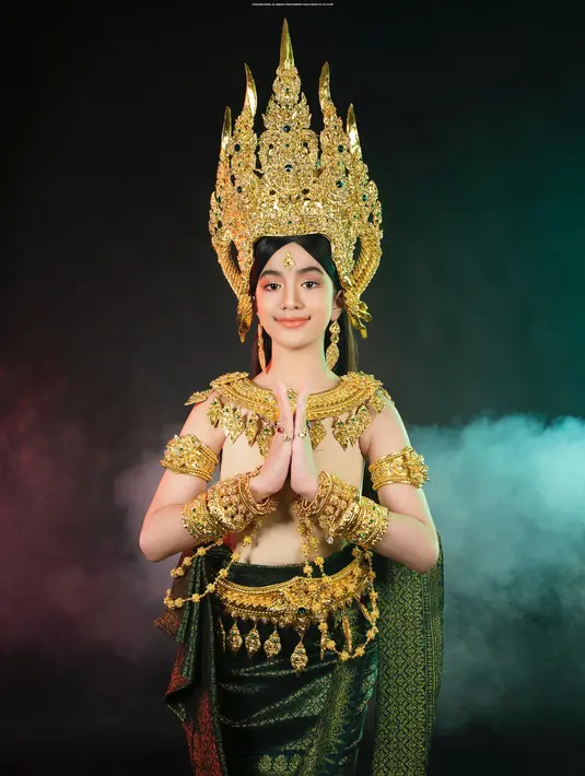 Hiasan kepala yang indah membuat paras Jenna Norodom yang cantik makin memesona (Foto: Facebook Jenna Norodom)