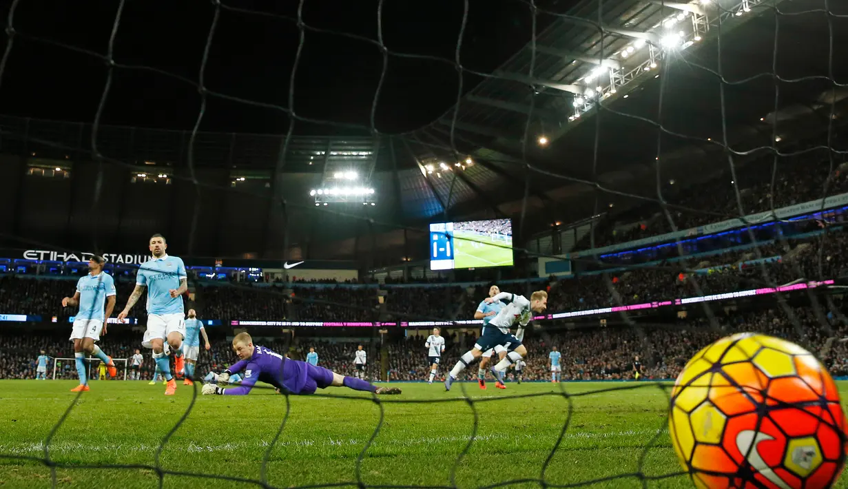 Kiper Manchester City, Joe Hart gagal menghalau bola tendangan gelandang Tottenham Hotspur, Christian Eriksen pada lanjutan liga Inggris di Stadion Etihad, (14/2). Tottenham menang tipis atas City dengan skor 2-1. (Reuters/Lee Smith)