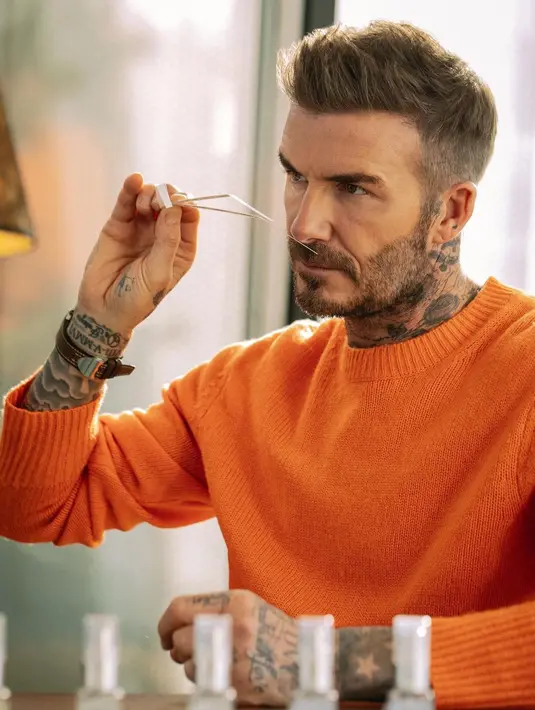 Suami Victoria Beckham ini tetap fierce meski kenakan sweater berwarna terang [instagram/davidbeckham]