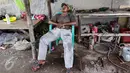 Seorang warga tengah tertidur lelap di bengkel las di kawasan Kampung Nelayan Cilincing, Jakarta Utara, Rabu (8/2). (Fery Pradolo/Liputan6.com)