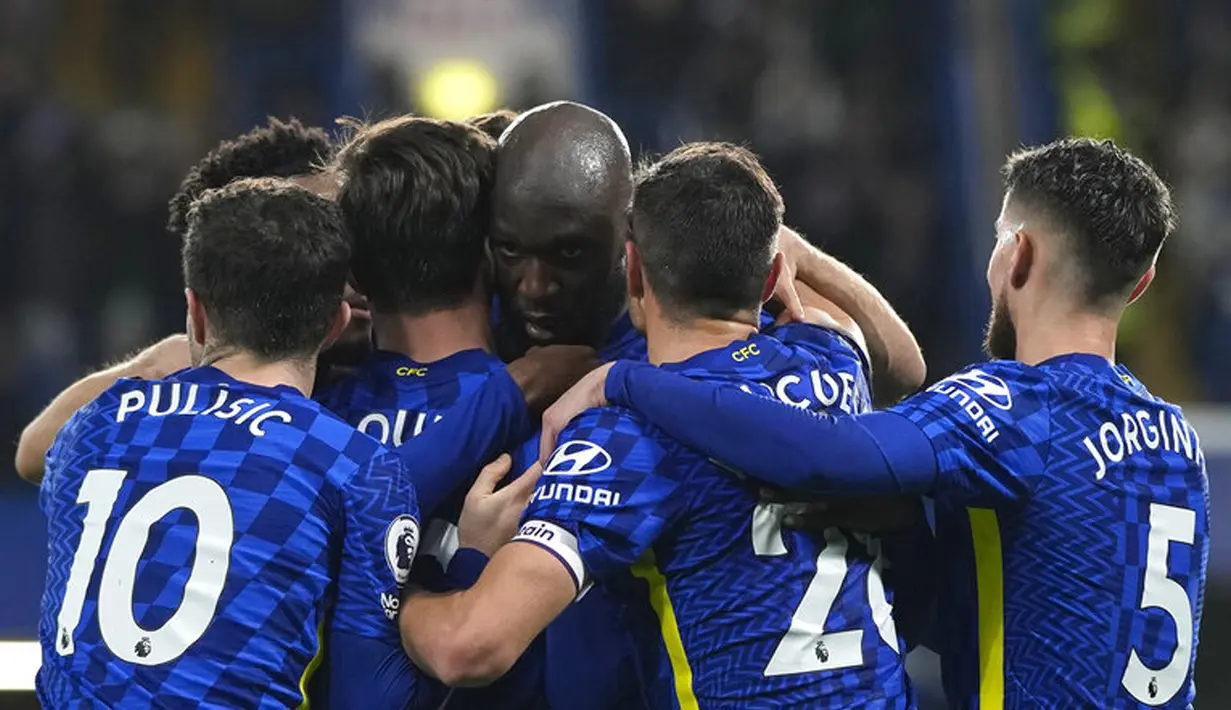 Pemain Chelsea Romelu Lukaku (tengah) merayakan bersama rekan satu timnya usai mencetak gol ke gawang Brighton pada pertandingan sepak bola Liga Inggris di Stadion Stamford Bridge, London, Inggris, 29 Desember 2021. Pertandingan berakhir 1-1. (AP Photo/Alastair Grant)