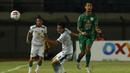 Striker PS Sleman, Irfan Bachdim (kanan) berusaha melewati bek Persebaya Surabaya, Reva Adi Utama (tengah) dalam laga Grup C Piala Menpora 2021 di Stadion Si Jalak Harupat, Bandung, Rabu (7/4/2021). (Bola.com/Ikhwan Yanuar)