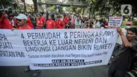 "Kekurangan lapangan pekerjaan di dalam negeri, pemerintah seharusnya hadir membuka kesempatan kerja secara luas dan memberi pelayanan kemudahan, serta memperkuat pelindungan Pekerja Migran Indonesia (PMI), bukan menghambat, melarang atau mempersulit warga negara Indonesia atas hak bekerjanya," tuntut massa. (Liputan6.com/Faizal Fanani)