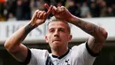 Bek Tottenham, Toby Alderweireld melakukan selebrasi usai mencetak gol kegawang MU pada lanjutan liga Inggris di stadion White Hart Lane, London, (10/4). Tottenham menang telak atas MU dengan skor 3-0. (Reuters/John Sibley)