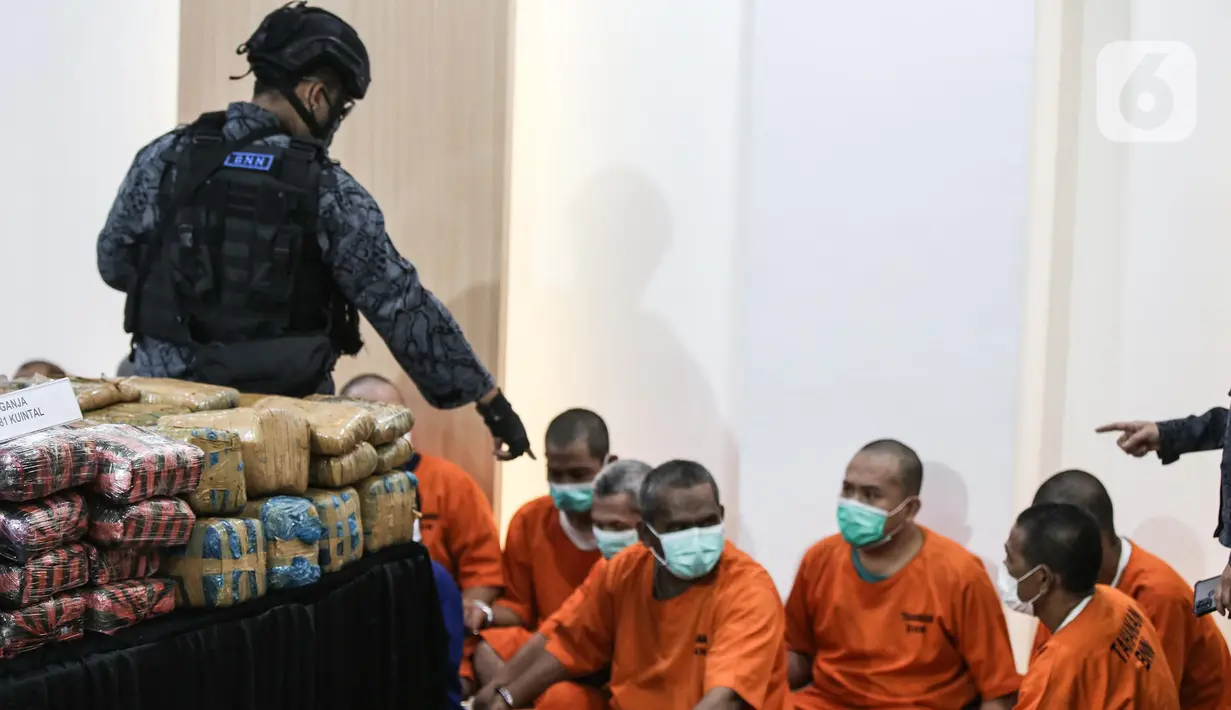 Tersangka dihadirkan saat rilis pengungkapan kasus tindak pidana narkotika di Gedung BNN, Jakarta, Kamis (14/7/2022). BNN berhasil mengungkap sebelas kasus tindak pidana narkotika selama periode Juni-Juli 2022 dengan barang bukti narkotika mencapai tiga kuintal. (Liputan6.com/Faizal Fanani)