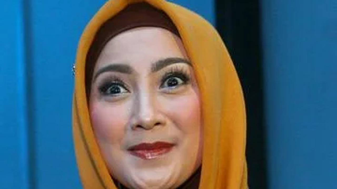 7. Desy Ratnasari, Dapil Jabar IV

Nama Desy Ratnasari tentunya sudah tak asing bagi publik. Aktris cantik sekaligus penyanyi era 1990-2000-an ini, akan kembali mewarnai deretan Pemilu 2024 dari dapil Jawa Barat IV.
