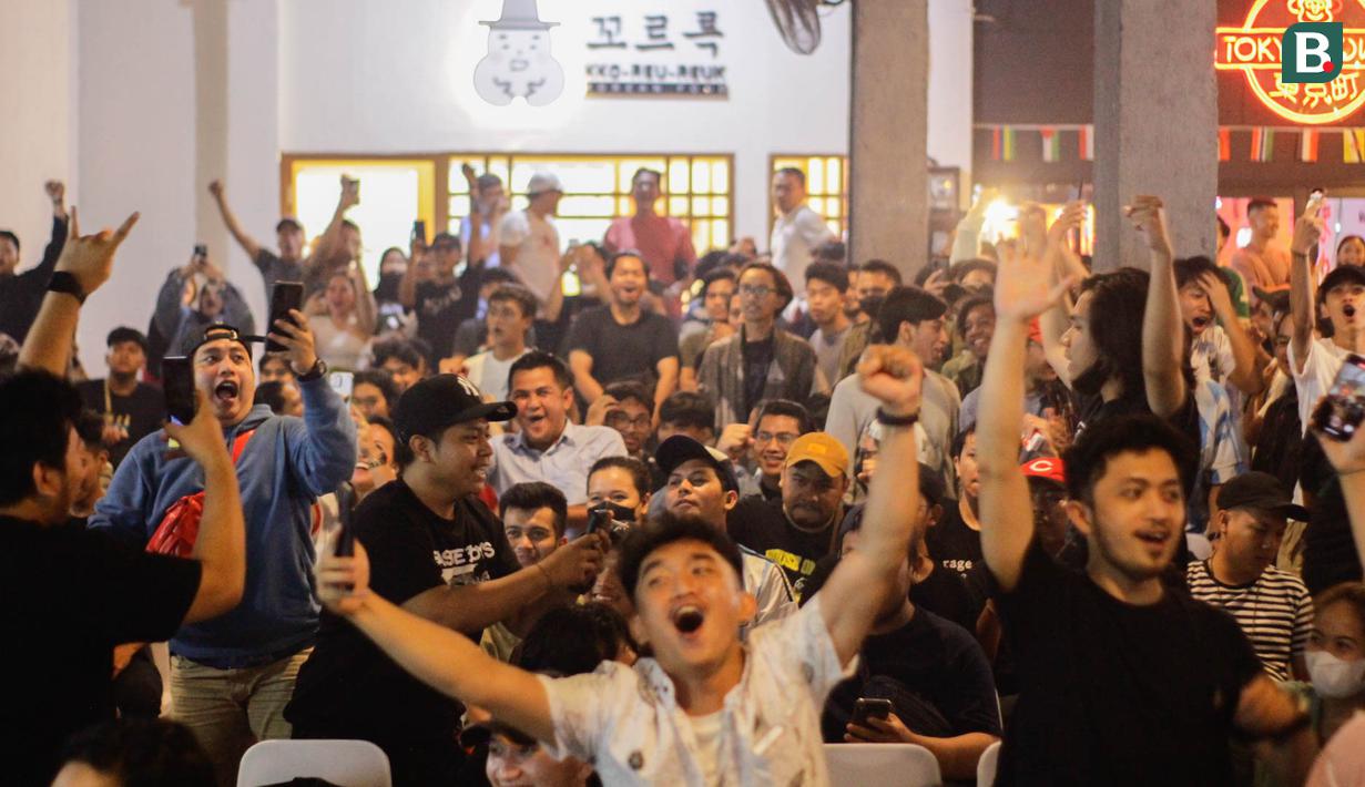 Reaksi penonton saat nobar laga final Piala Dunia 2022 bersama Federal Oil yang berlangsung di daerah Kemang, Jakarta Selatan, Minggu (18/12/2022) malam WIB. Argentina berhasil mengalahkan Prancis melalui babak penalti dengan skor 4-2. (Bola.com/Muhammad Aldiansyah)