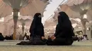 Michelle berdiskusi dengan kerabat pelataran Masjid Nabawi. "Deeptalk, melepaskan dan mengikhlaskan mbak Nisa , dan kembali… terimakasih kakaa," tuturnya. (Foto: Instagram/ michelleziu)