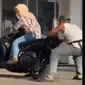 Video tukang parkir yang terlihat sedang merampok seorang wanita jadi viral di media sosial. Usut punya usut ternyata cuma konten untuk tugas kuliah. (Instagram @fakta.indo)