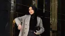 Tampil chic dan tetap formal dengan padu padan plaid blazer, manset hitam, dan black washed jeans. Untuk sepatunya, kamu bisa mengenakan flat heels. (Instagram/sashfir).