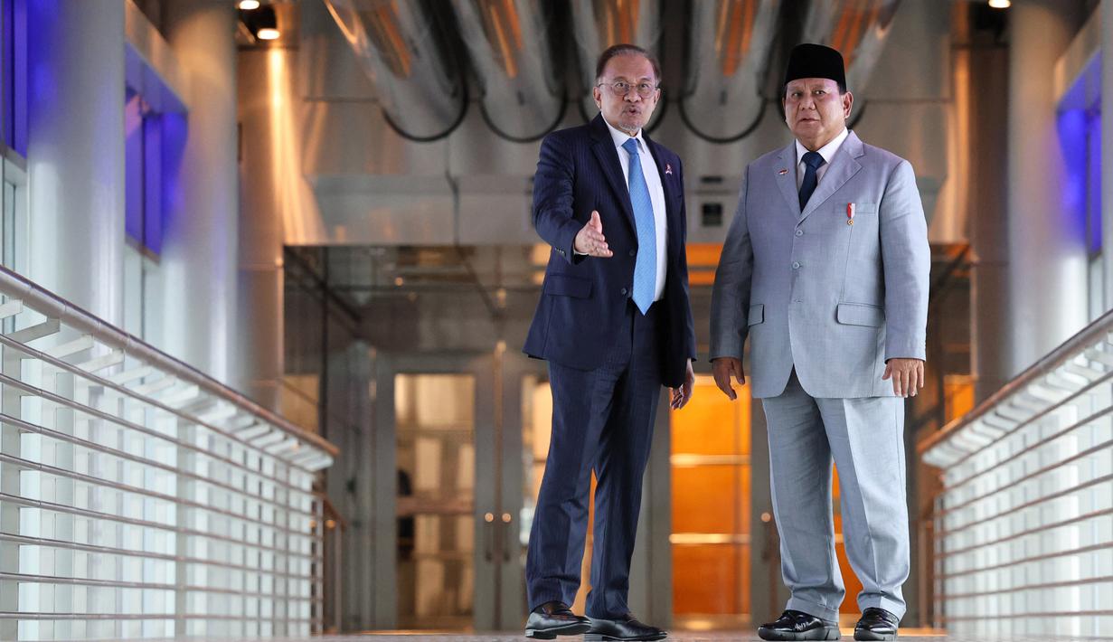 Presiden Republik Indonesia, Prabowo Subianto tiba di Malaysia pada Senin 27 Januari 2025 pagi usai kunjungan kenegaraan ke India. (HASNOOR HUSSAIN/POOL/AFP)