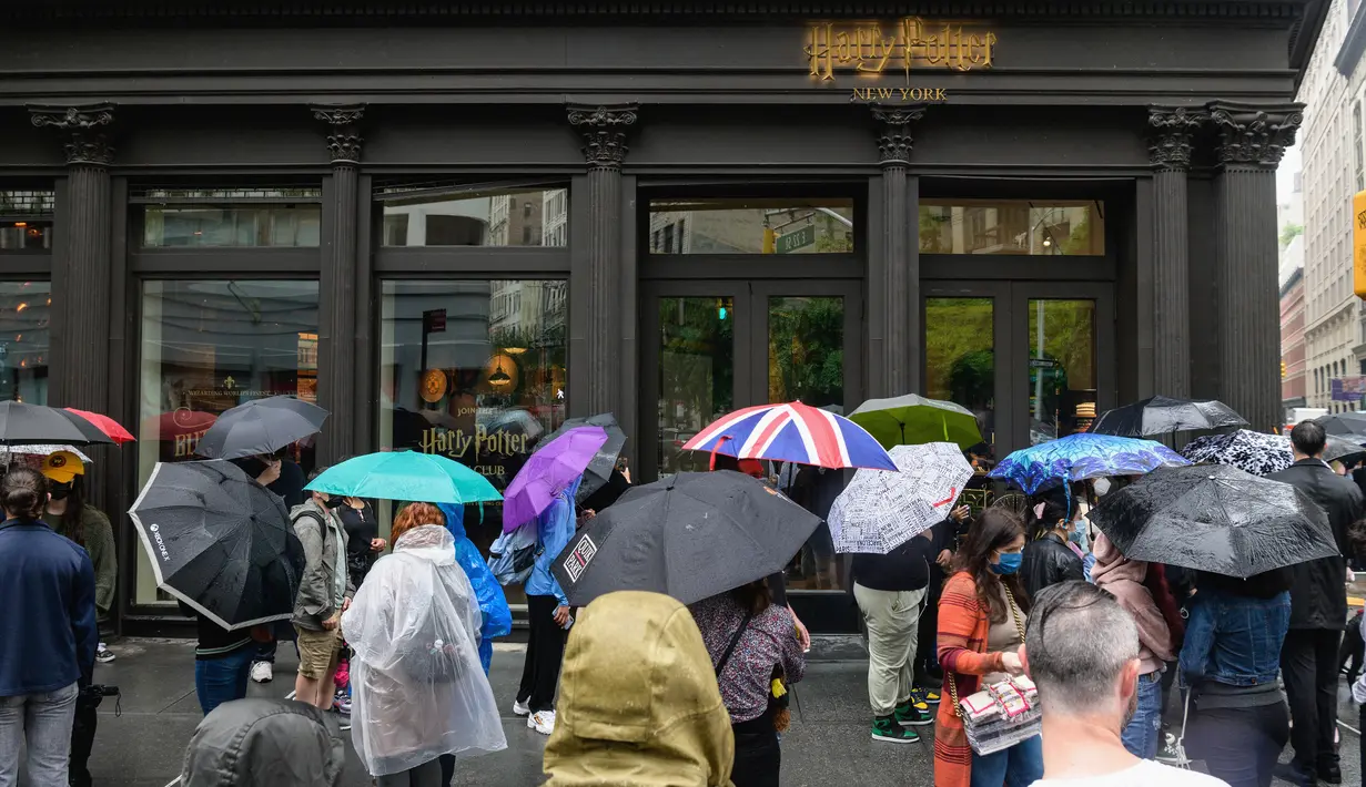 Orang-orang mengantre saat toko Harry Potter Terbesar di Dunia resmi dibuka untuk umum di New York City, Kamis (3/6/2021). Toko ini memiliki tiga lantai dan berdiri di atas area seluas 20 ribu kaki persegi. (Angela Weiss / AFP)