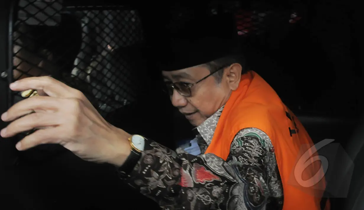 Mantan Sekjen Kementerian ESDM, Waryono Karno memenuhi panggilan KPK, Jakarta, Jumat (13/2/2015). Waryono Karyo menjadi tersangka kasus dugaan suap proyek-proyek di Kementerian ESDM.(Liputan6.com/Herman Zakharia)
