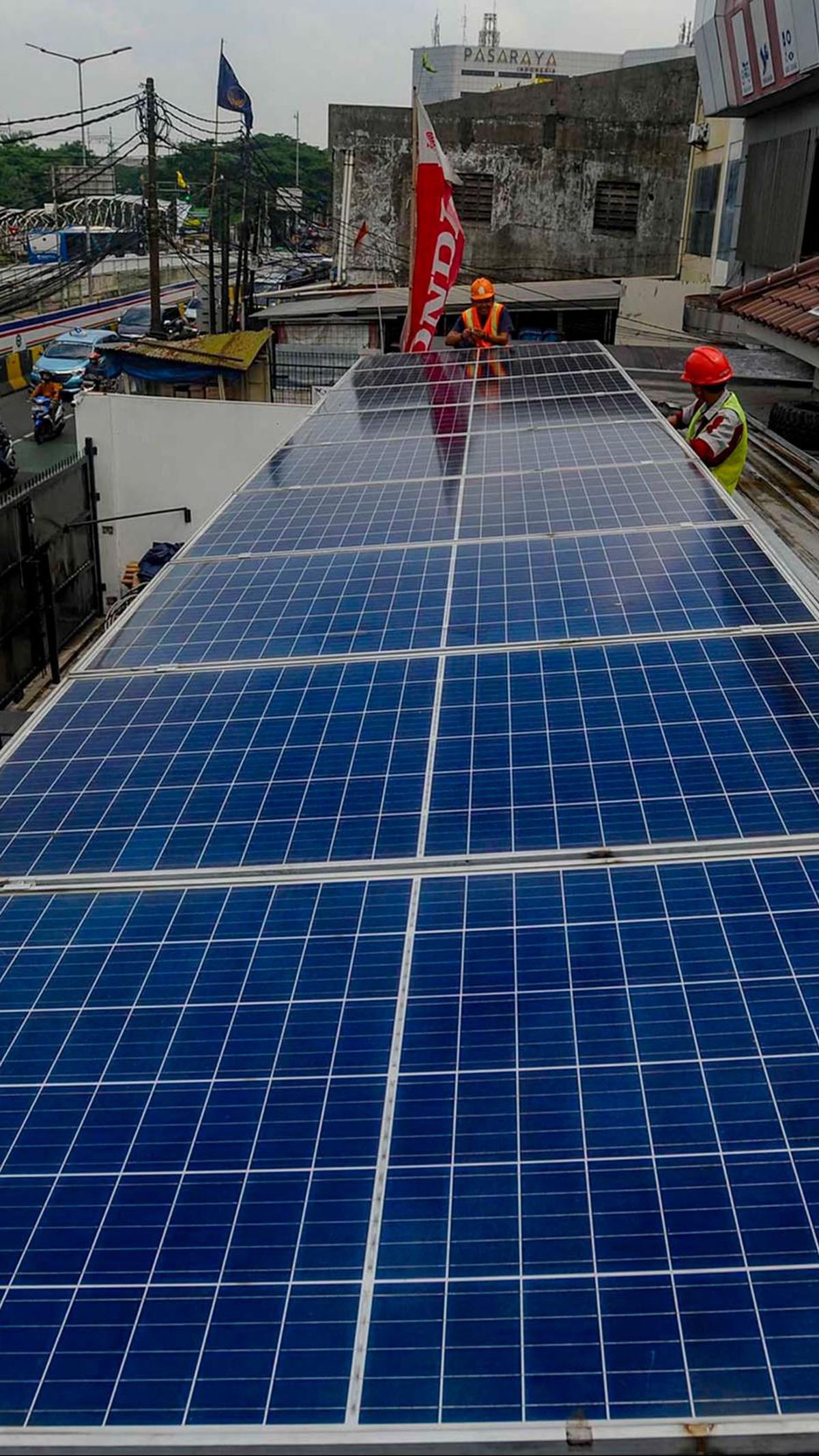 Teknisi Green Energy Nusantara Mandiri memasang panel surya untuk Pembangkit Listrik Tenaga Surya (PLTS) Hybrid 6210 Wp battery 4,8 kwh pada atap sebuah rumah di kawasan Manggarai, Jakarta, Jumat (29/12/2023). PLTS saat ini menjadi alternatif energi ramah