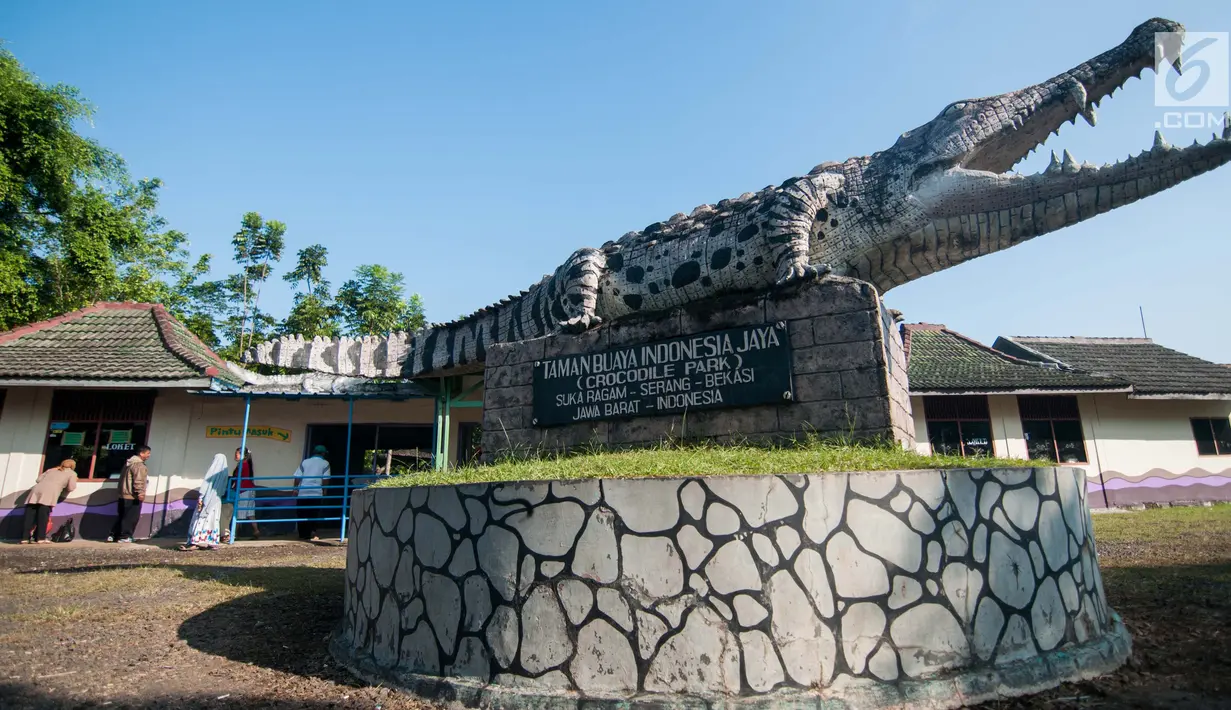 Suasana pintu masuk penangkaran sekaligus tempat wisata Taman Buaya Cikarang di kabupaten Bekasi, Rabu (28/6). Salah satu penangkaran terbesar di Asia bahkan dunia ini bisa dijadikan alternatif wisata libur Lebaran. (Liputan6.com/Gempur M Surya)
