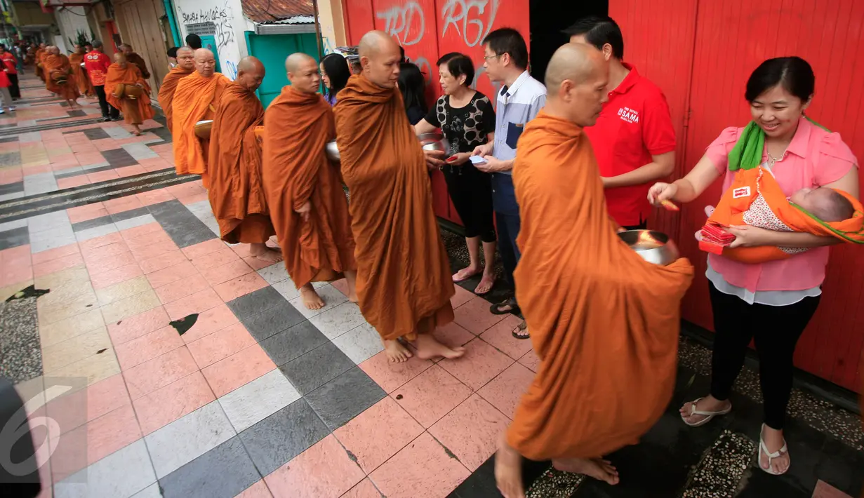 Sejumlah Bhiksu melaksanakan ritual Pindapata di Jl.Pemuda Magelang, Jawa Tengah, Sabtu (21/5/2016). Menurut tradisi Buddha, ritual ini adalah bersedekah dengan mengumpulkan bahan makanan dan uang dari umat Buddha di sekitar mereka. (Boy Harjanto)
