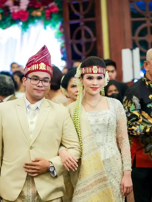 Acara dilanjutkan dengan pesta adat Batak. Chen Giovani tampil menawan dengan busana adat Batak, hiasan kepala, dan makeup bold dengan pulasan lipstik berwarna merah. [Foto: Instagram/chengiovanis]