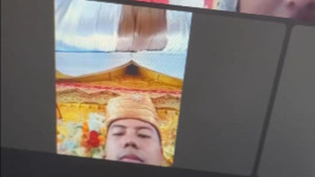 Diketahui, pengantin pria tersebut merupakan mahasiswa S3 di Universitas Muhammadiyah Yogyakarta. <br>
