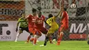 Pemain Mitra Kukar, David Maulana (2kanan) melepaskan tembakan ke arah gawang Persija Jakarta Pada laga Piala Jenderal Sudirman grup D di Stadion Manahan, Solo, Sabtu (12/12/2015). (Bola.com/Nicklas Hanoatubun)