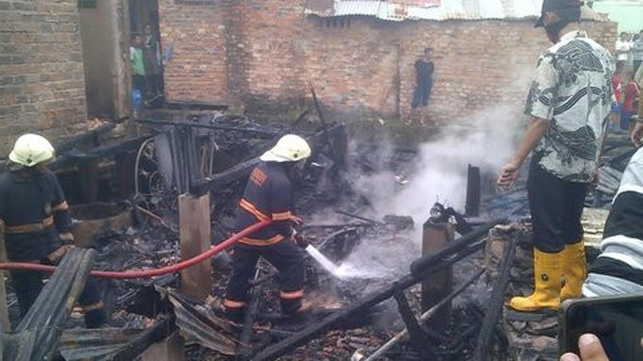 Mobil damkar sulit masuk, 5 rumah warga Palembang hangus terbakar