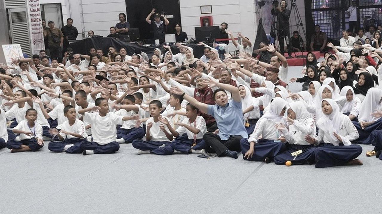 VIDEO: Momen Presiden Prabowo Bisik Bisik Saat Beri Tanda Kehormatan Jenderal Polisi Paling Jujur Hoegeng