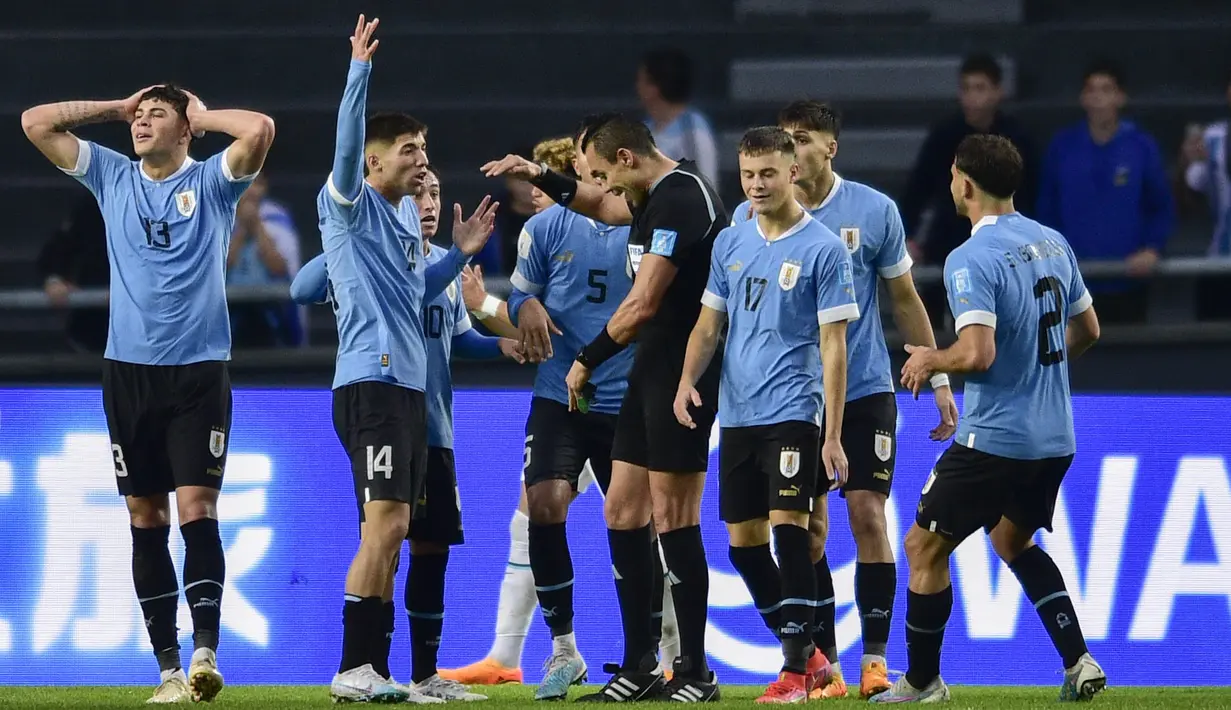 Sejumlah pemain Uruguay U-20 memprotes keputusan wasit Marco Ortiz pada pada lanjutan Grup E Piala Dunia U-20 2023 melawan Inggris U-20 di Estadio Ciudad de La Plata, Argentina, Jumat (26/05/2023) WIB. Laga dimenangkan oleh Inggris dengan skor 3-2. (AP Photo/Gustavo Garello)