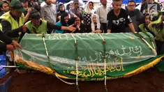 Keluarga dan kerabat saat prosesi pemakaman musikus Yockie Suryo Prayogo di TPU Karet Bivak, Jakarta, Senin (5/2). Mantan personel grup musik God Bless tersebut meninggal dalam usia 63 tahun. (Liputan6.com/Immanuel Antonius)