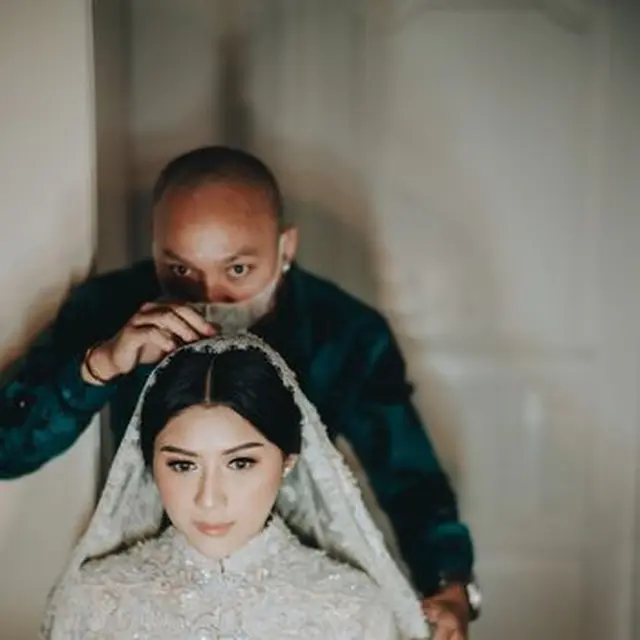 Pesona Cantik Natural Erina Gudono dengan Makeup Flawless di Momen Pengajian