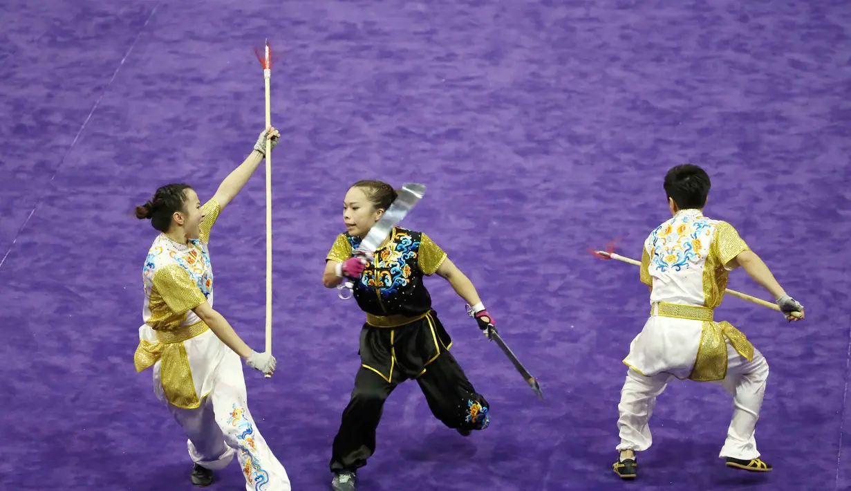 Atlet Wushu Asal Hong Kong, beraksi saat kelas duel pada Kejuaraan Dunia Wushu 2015 di Istora, Senayan, Jakarta, Selasa (17//11/2015). (Bola.com/Nicklas Hanoatubun)