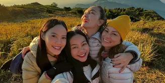 Yura Yunita, Luna Maya, Marianne Rumantir, dan Della Dartyan sah jadi anak gunung dengan taklukkan Gunung Prau. Intip gaya outdoor khas pendaki yang kece dari ke empat bestie ini yuk! [@yurayunita]