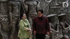 Ketua Umum PDIP Megawati Soekarnoputri dan Menteri Badan Usaha Milik Negara (BUMN) Erick Thohir berfoto bersama saat menyambangi Pusat Perbelanjaan Sarinah, Jakarta Pusat, Senin (13/6/2022). Tujuan pertama Megawati Soekarnoputri dan Erick Thohir adalah Galeri Seni Dr. Ir. Soekarno di lantai 6. (Liputan6.com/Johan Tallo)