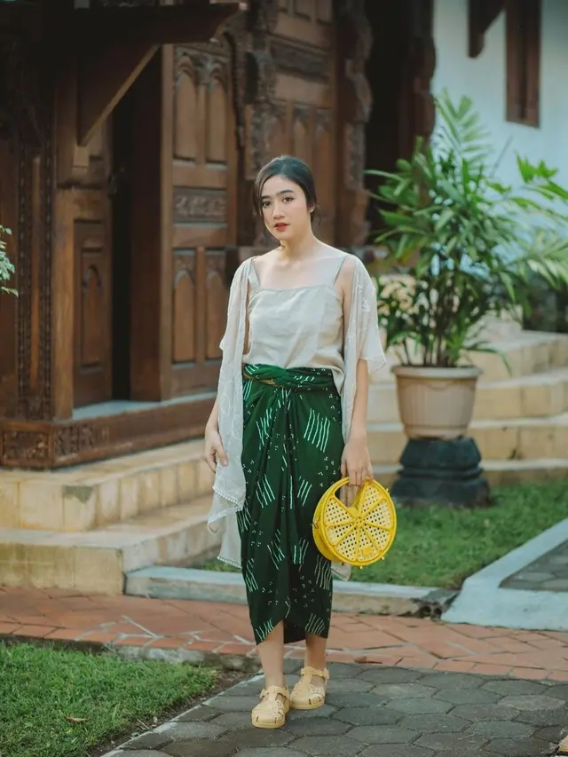 Febby Rastanty saat Memadukan Pakain Sehari-hari dengan Batik dan Kebaya