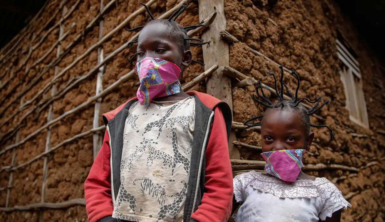Gettrueth Ambio dan temannya Jane Mbone setelah rambutnya ditata dengan model yang terinsprasi dari corona Covid-19 di daerah kumuh Kibera, di Kenya, 3 Mei 2020. Corona telah menghidupkan kembali gaya rambut di Afrika Timur yang memiliki lonjakan kepang bentuk khas virus. (AP/Brian Inganga, File)