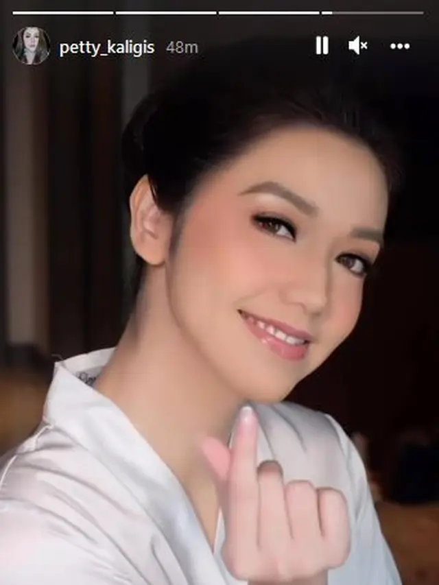 Umumkan Menikah, Ini 5 Potret Detail Makeup Velove Vexia di Hari Pernikahan