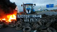 Para petani Perancis memblokir salah satu ruas jalan utama di Seclin, Perancis, Rabu (22/7/2015). Petani Perancis memprotes karena belum mendapatkan keuntungan dari kenaikan harga daging dan susu yang dijual di pasaran. (REUTERS/Pascal Rossignol)