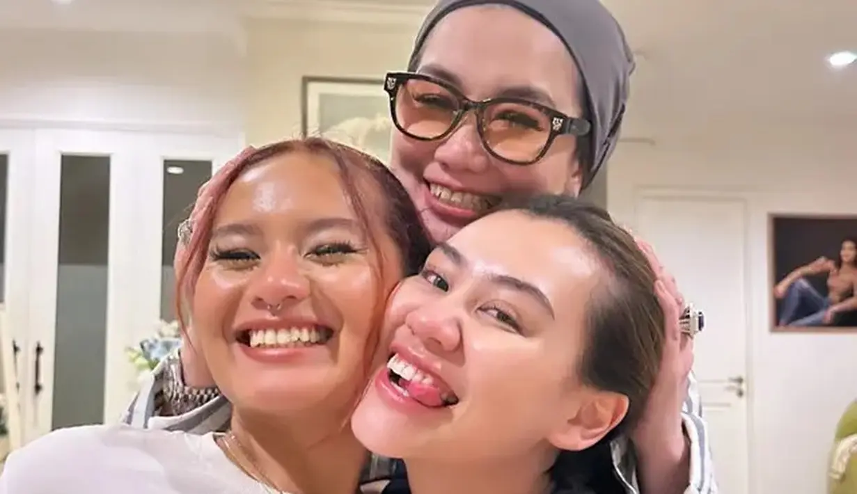 <p>Penuh kehangatan, kakak adik ini jadi perhatian warganet. Tak hanya Aaliyah dan keluarga, netizen juga turut senang dengan kepulangan Zahwa demi menyaksikan pernikahan adik tercintanya. Aaliyah dan Zahwa diketahui terakhir bertemu pada Mei 2023 lalu ketika momen wisuda Zahwa. Setahun berlalu, kini kakak adik itu berjumpa lagi di momen penuh kebahagiaan. (Liputan6.com/IG/@aaliyah.massaid)</p>