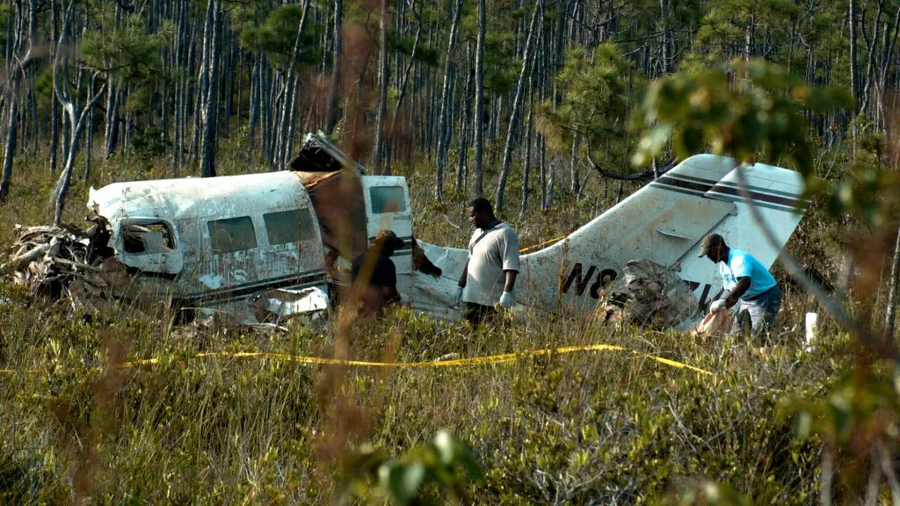 Proses Evakuasi Jenazah dan Puing-Puing Pesawat Cessna yang Dinaiki oleh Aaliyah dan Kru Produksi.