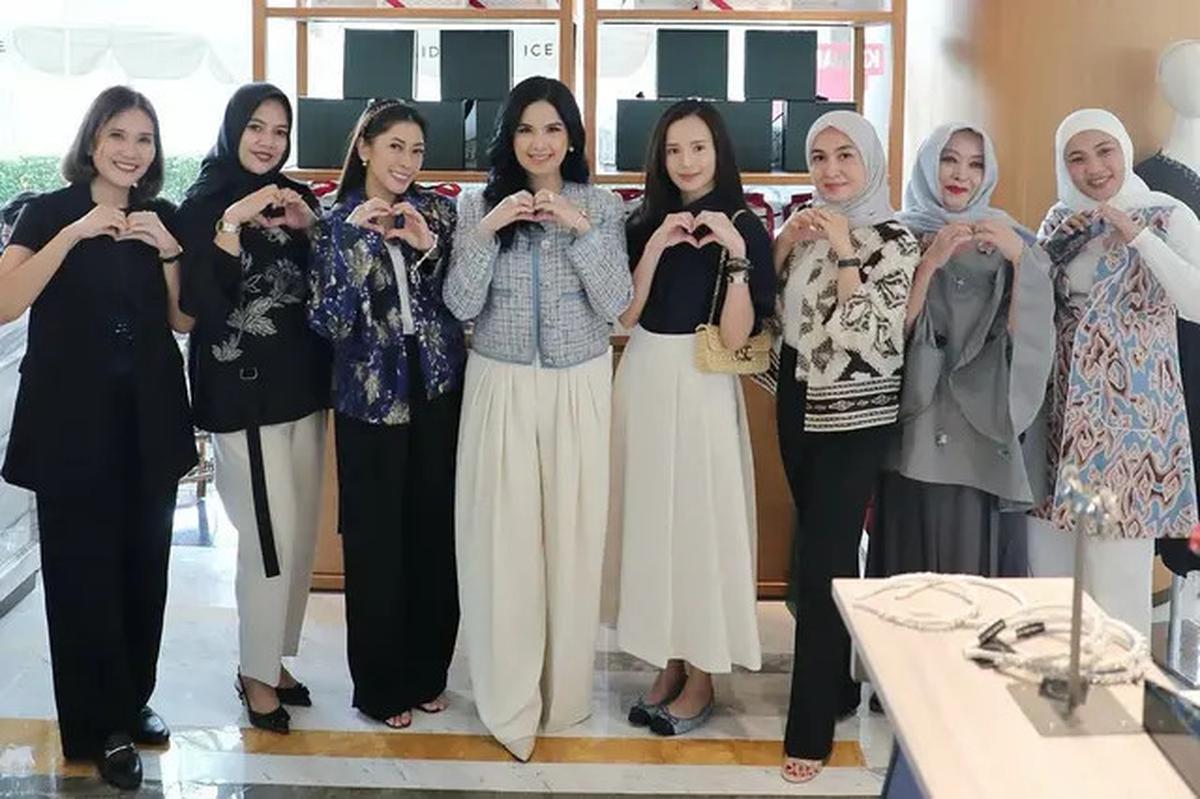 6 Pesona Glowing Annisa Pohan dengan Soft Makeup dan Rambut Mengembang